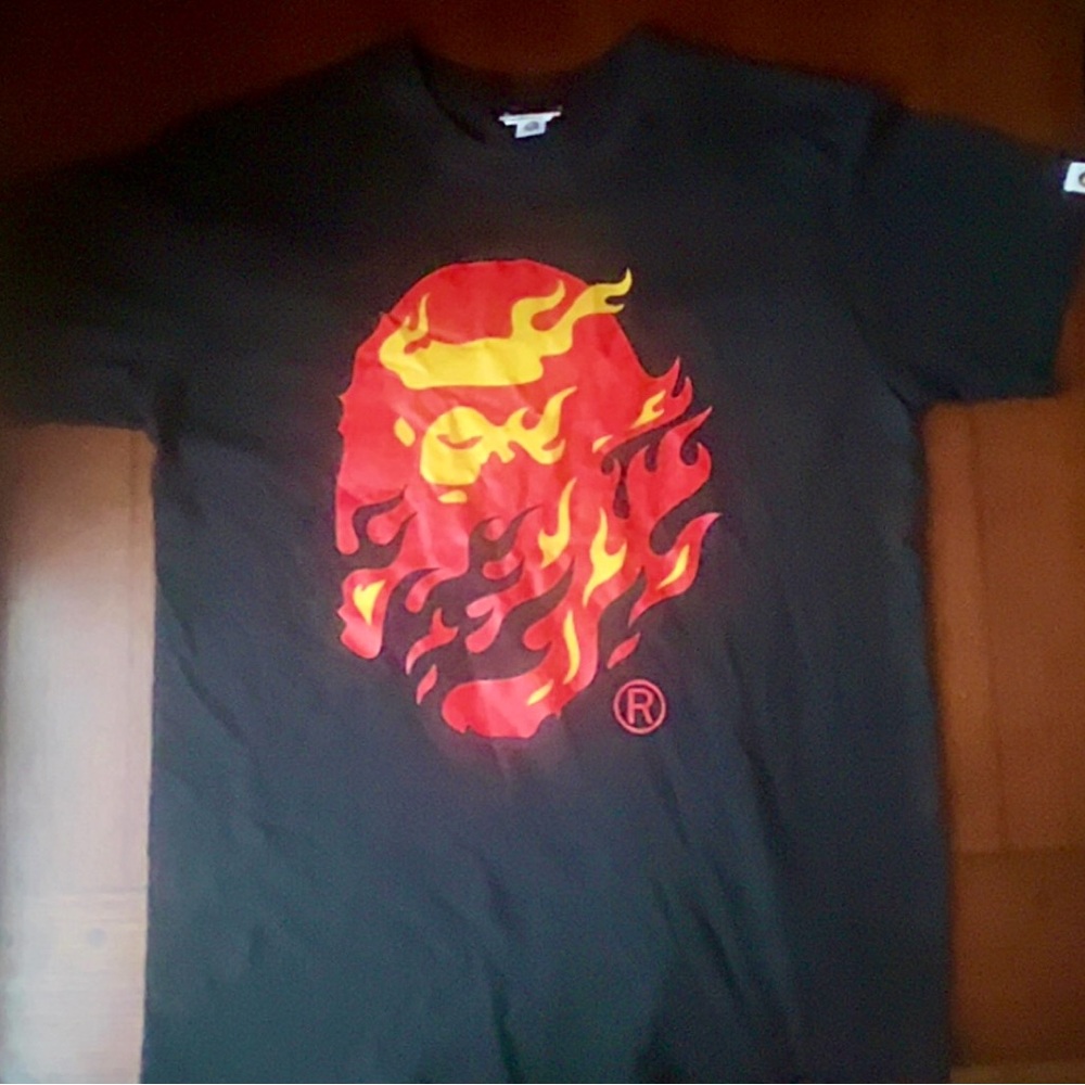 BAPE Fire Camo Ape Head Tee - Medium - Streetwear
Heat used like new